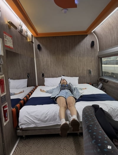 Korean TV Personality Lee Ji-hye Enjoys Relaxing Train Journey with Husband