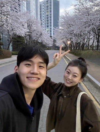 피겨 곽민정♥농구 문성곤, 달달한 럽스타…남매같은 이목구비