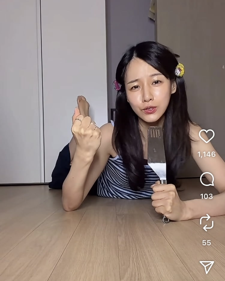 22기 옥순, 바닥에 누워서 뭐해…공무원 퇴사하니 더 자유