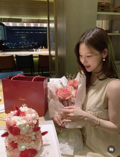 TV Personality Na-yeon Lee Receives Cartier Bracelet from Boyfriend Hee-doo Nam