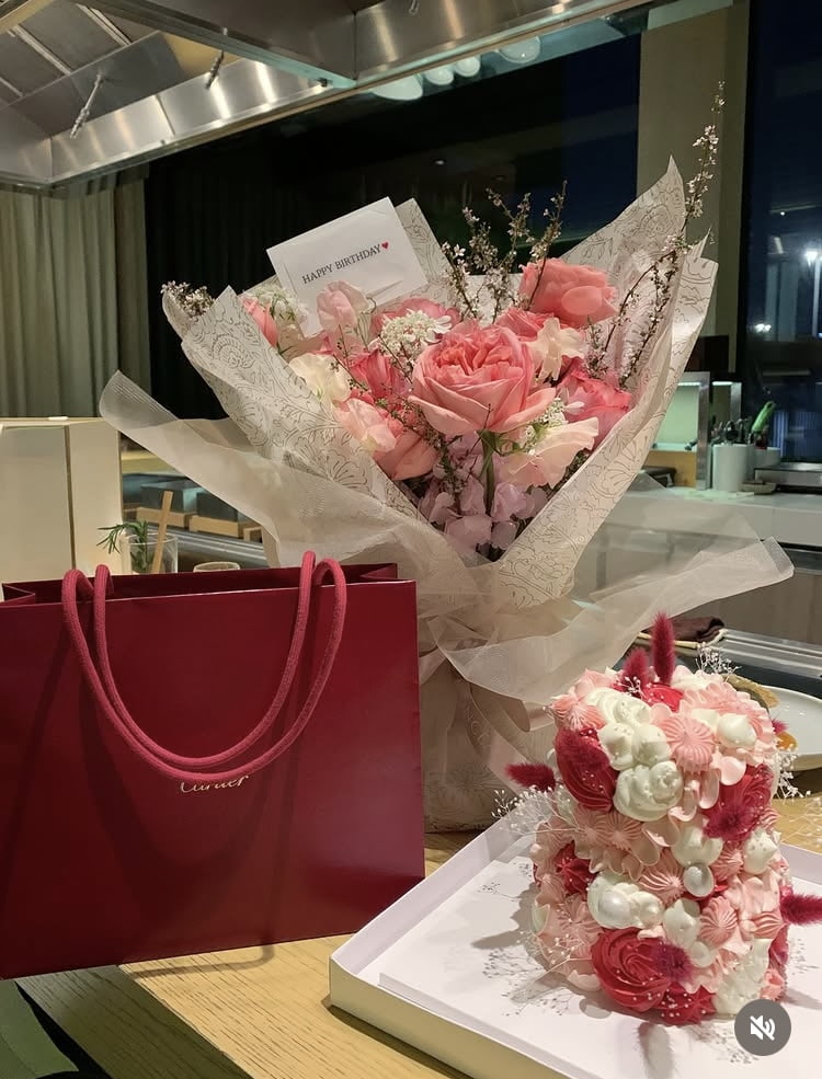 이나연, 까르띠에 선물받아…자취집만 40억원인데 명품 도배