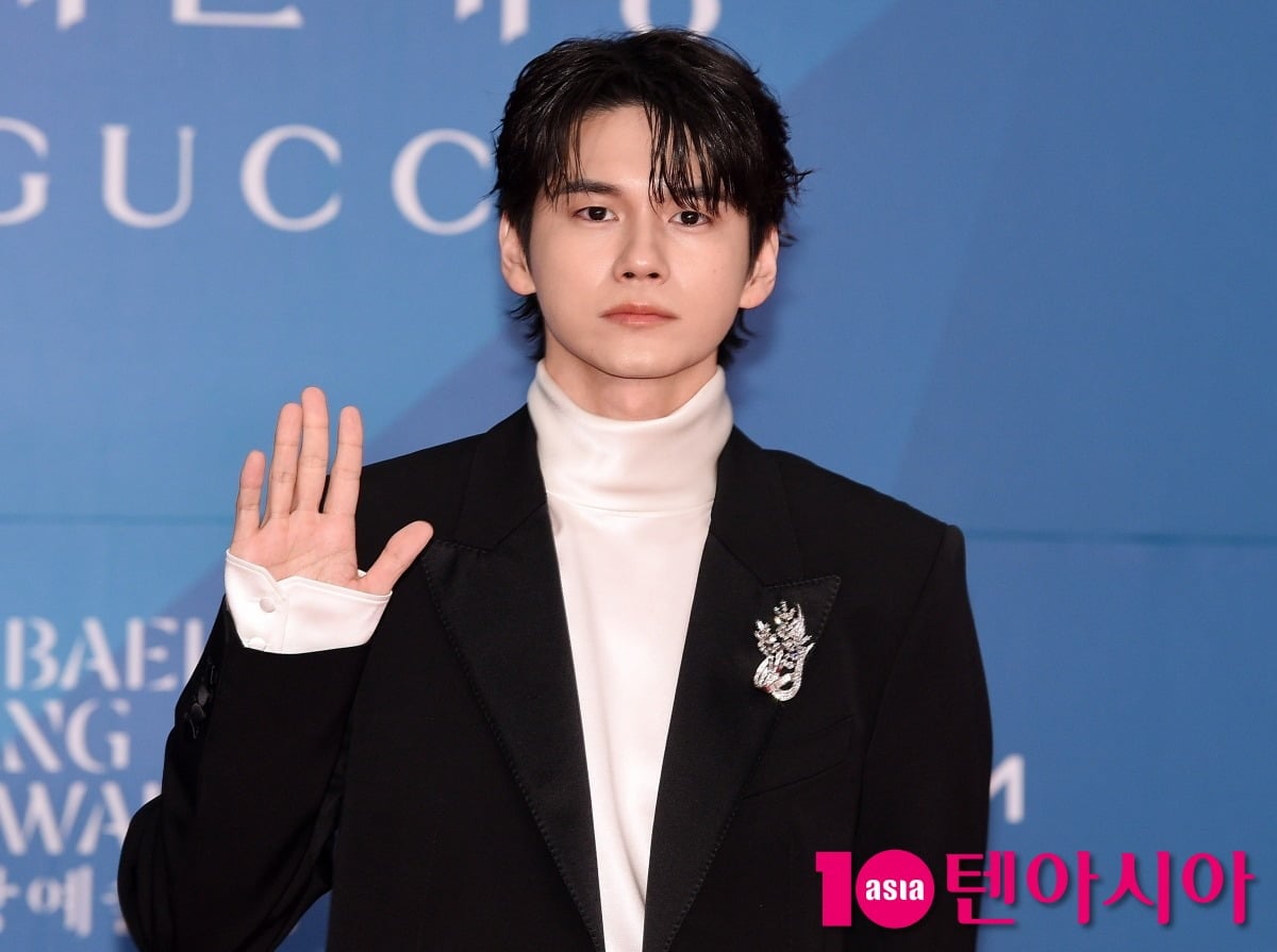 가수 겸 배우 옹성우가 취재진 앞에서 포즈를 취하고 있다. / 사진=텐아시아DB