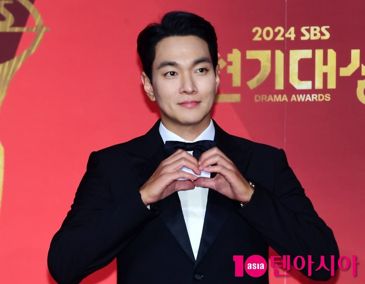 배우 이규한이 공식 석상에서 포즈를 취하고 있다. / 사진=텐아시아DB