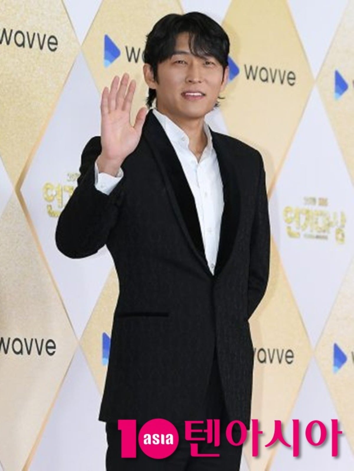 배우 고준이 손을 흔들고 있다. / 사진=텐아시아DB