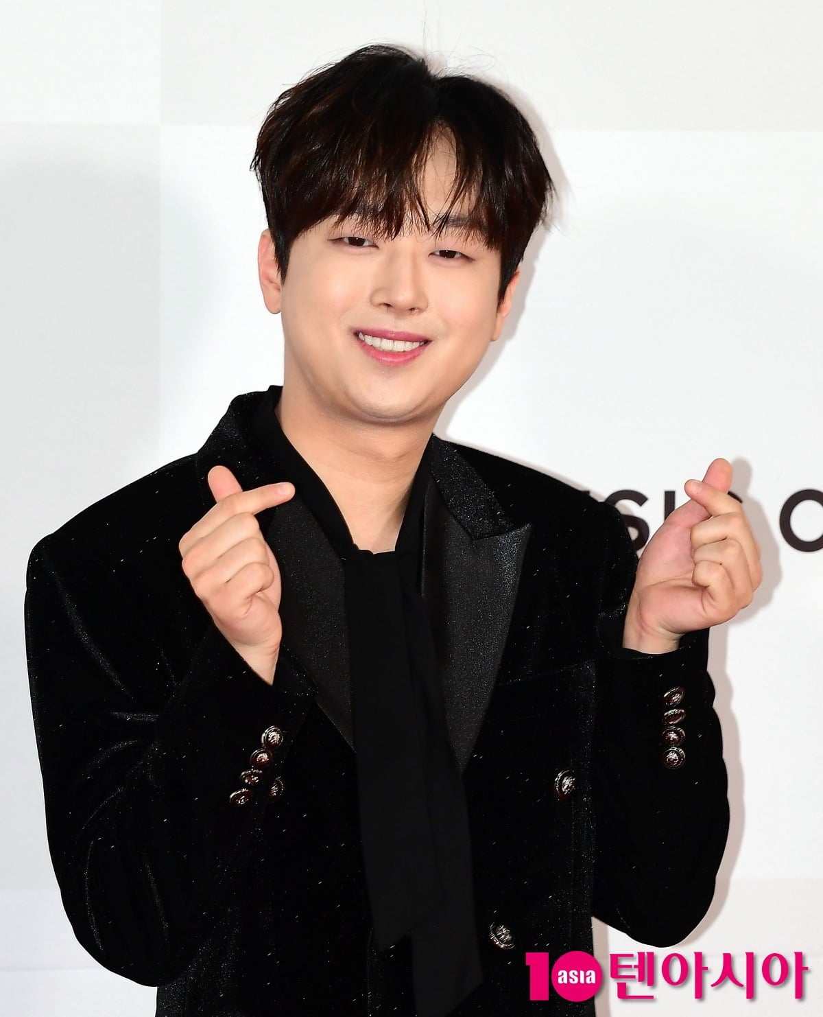 가수 이찬원이 취재진 앞에서 포즈를 취하고 있다. / 사진=텐아시아DB