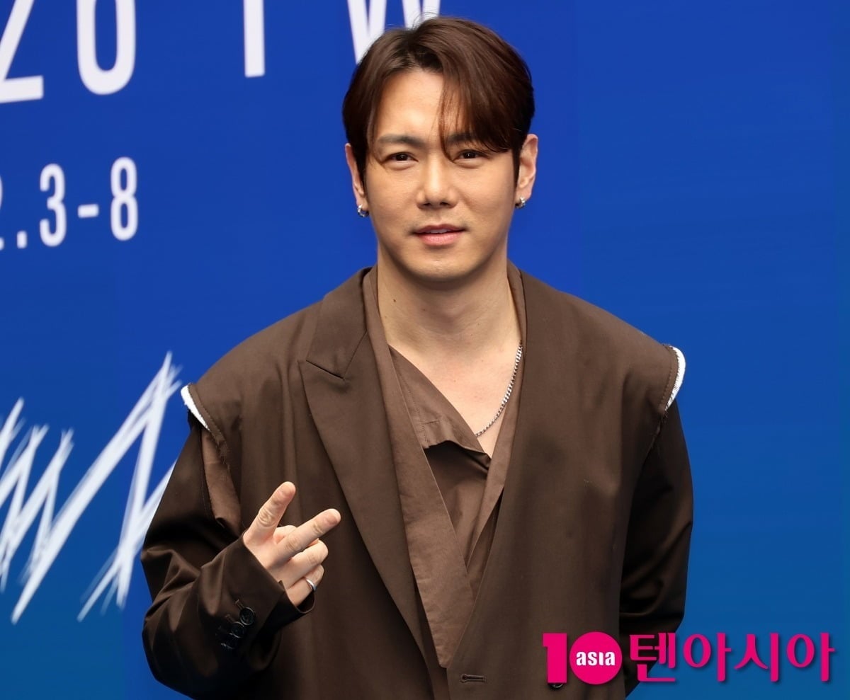 가수 환희가 포즈를 취하고 있다./사진=텐아시아DB