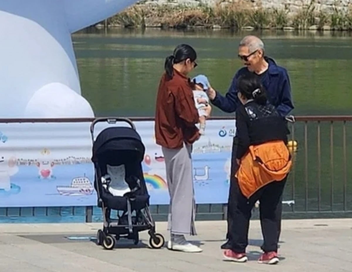 홍상수 감독과 김민희가 아들과 함께 있는 모습이 포착됐다. / 사진=온라인 커뮤니티