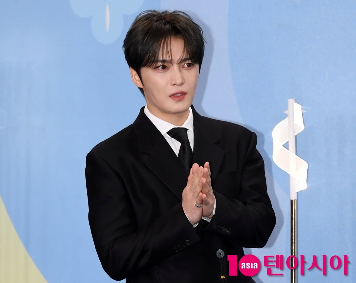 가수 김재중 취재진을 향해 인사하고 있다. / 사진=텐아시아DB