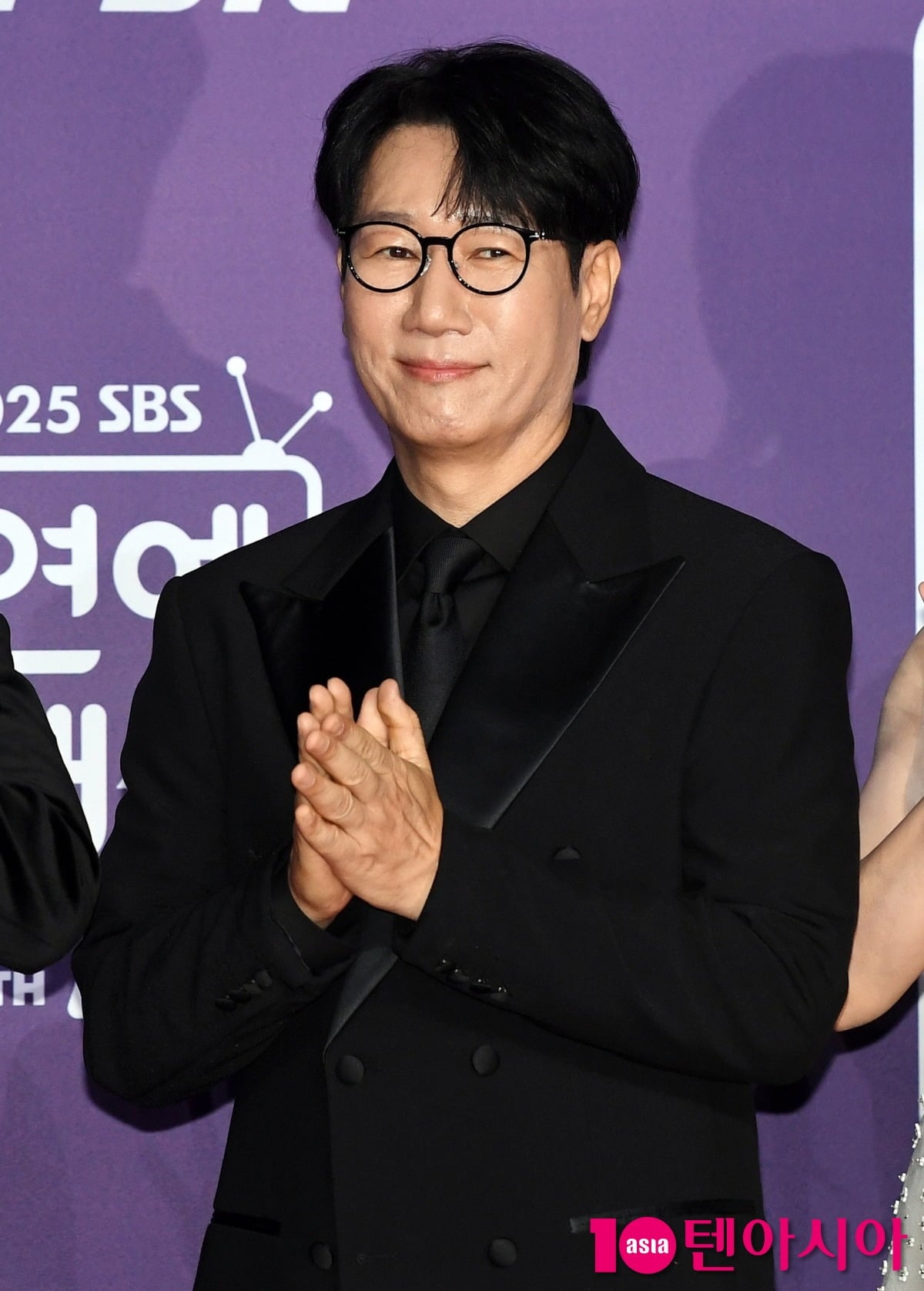 방송인 지석진이 포즈를 취하고 있다. / 사진=텐아시아DB