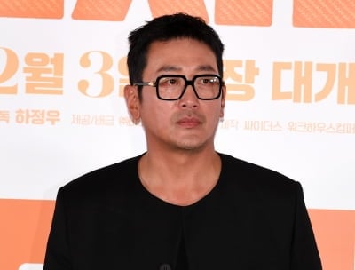 하정우, 시청률 참패 당했다…19년 만의 복귀작 '건물주' 과한 설정에 몰입도 뚝 [TEN스타필드]