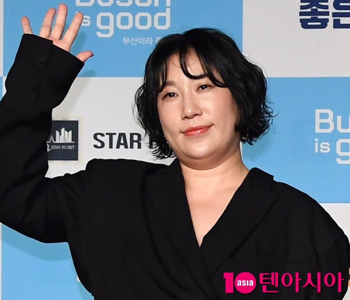 코미디언 김영희가 취재진 앞에서 포즈를 취하고 있다. / 사진=텐아시아DB