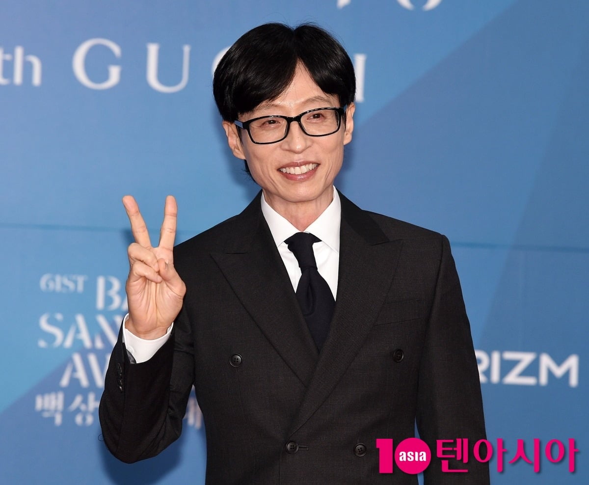 방송인 유재석이 브이 포즈를 취하고 있다 / 사진=텐아시아DB