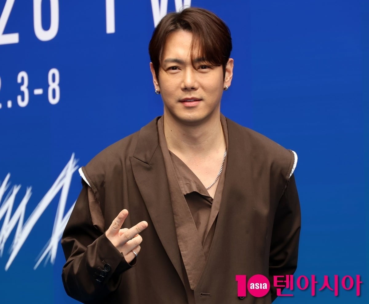 가수 환희가 공식 행사에 참석해 포즈를 취하고 있다./사진=텐아시아DB