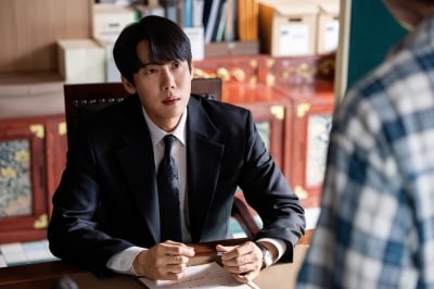 아이유♥변우석에 시청률 제대로 밀렸다더니…유연석, '신이랑' 속 몸 사리지 않는 열연