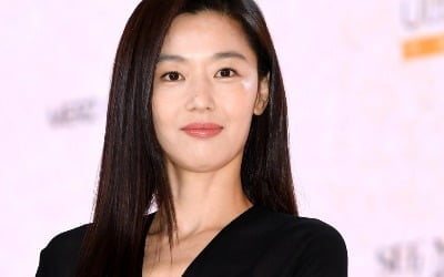 [공식] '44세' 전지현, 11년 만에 복귀인데…유재석·나영석 만남에 "확정 아냐"