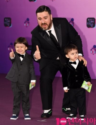 [공식] '두 아들 아빠' 샘 해밍턴, 마침내 기쁜 소식 알렸다…임신·육아 토크 예능 '이웃집' 출연