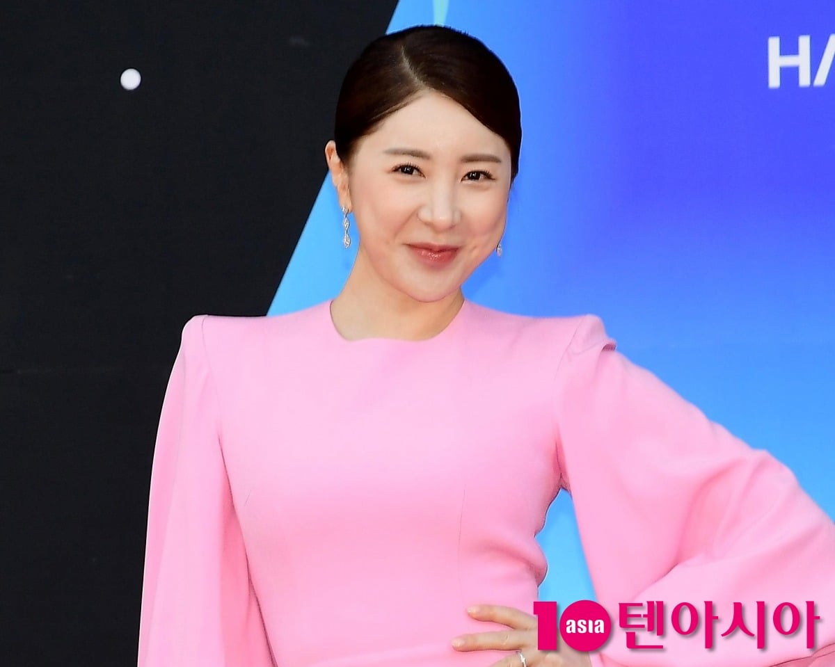 가수 서인영이 취재진 앞에서 포즈를 취하고 있다. / 사진=텐아시아DB