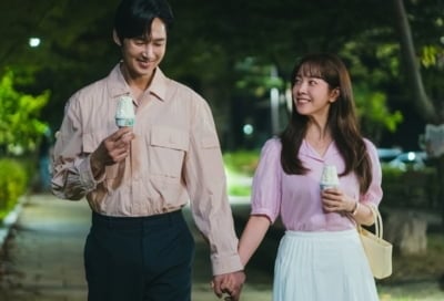 시청률은 4%대 고전 중인데…한지민♥박성훈 '미혼남녀의', 티빙 5주 연속 1위 기록