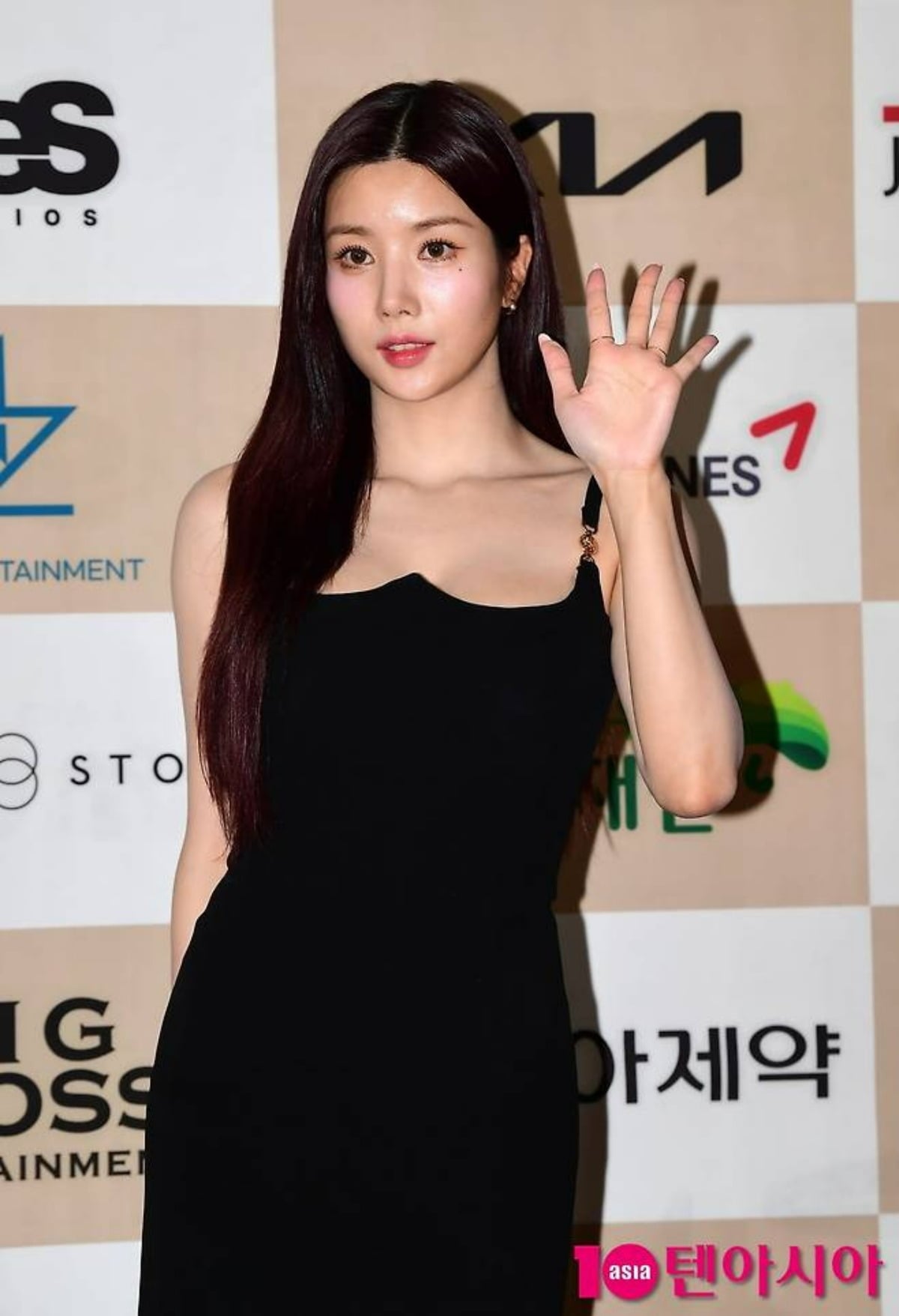 가수 권은비가 한 행사장에 참석해 포즈를 취하고 있다. / 사진=텐아시아 DB