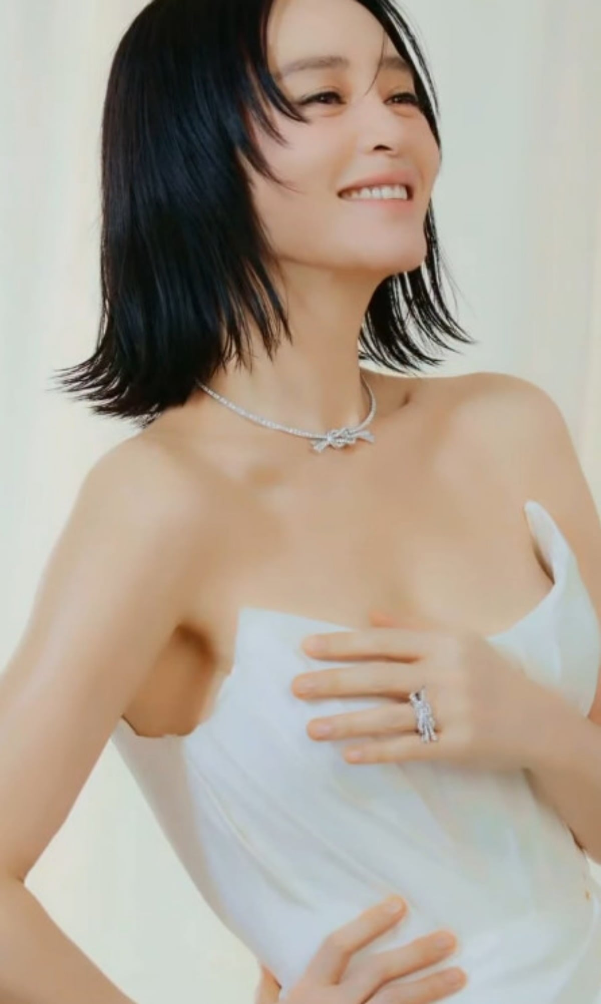 배우 김혜수가 화이트 드레스를 착용한 채 촬영에 임하고 있다. / 사진=김혜수 SNS