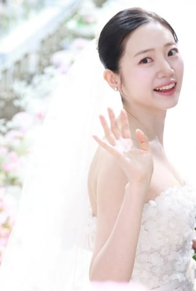 직장인된 한보배, 결혼식 마쳤다…'♥비연예인' 남편 얼굴까지 공개