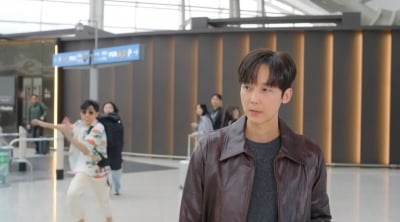 윤종훈, 미모의 여성과 ♥핑크빛 불거졌다… 공항서 운명적으로 만나 ('기쁜우리')[종합]
