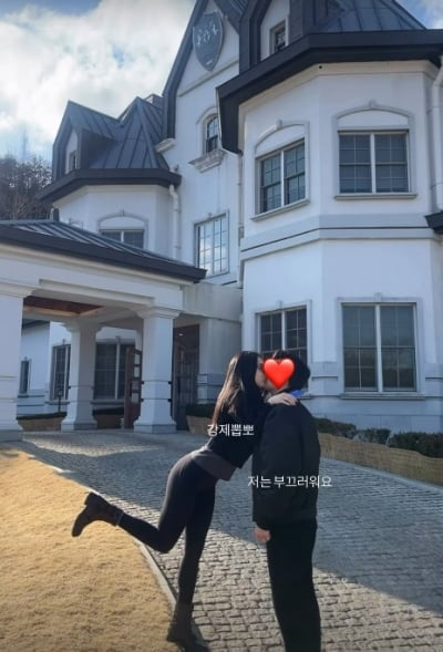 "저 결혼해요" 류화영, ♥예비신랑에 강제 뽀뽀…2월에도 '럽스타' 중이었다