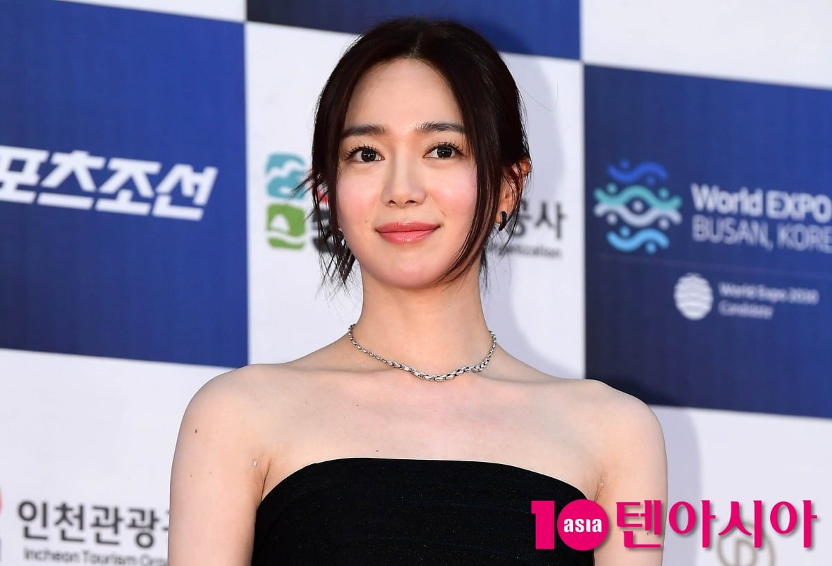 배우 이엘리야가 포즈를 취하고 있다 / 사진=텐아시아 DB