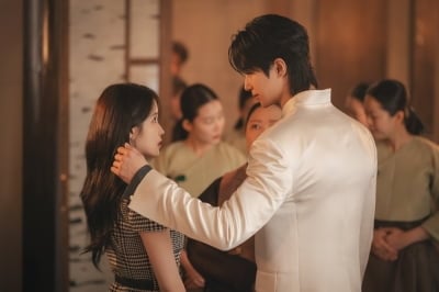 아이유♥변우석 10년 전 스친 인연, 이제야 결실 맺었다…"서로 북돋아"('대군부인')