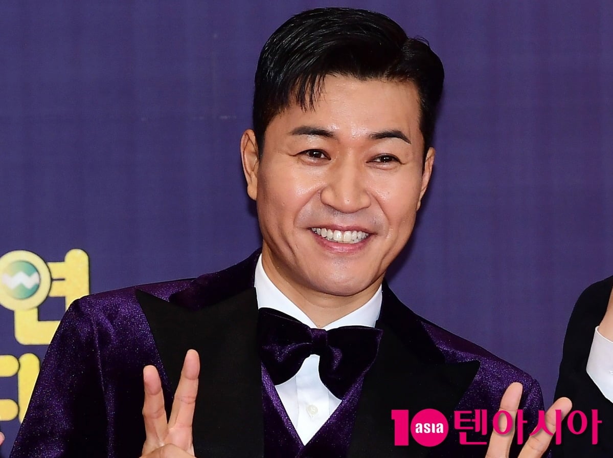 방송인 김종민이 포즈를 취하고 있다 / 사진=텐아시아 DB