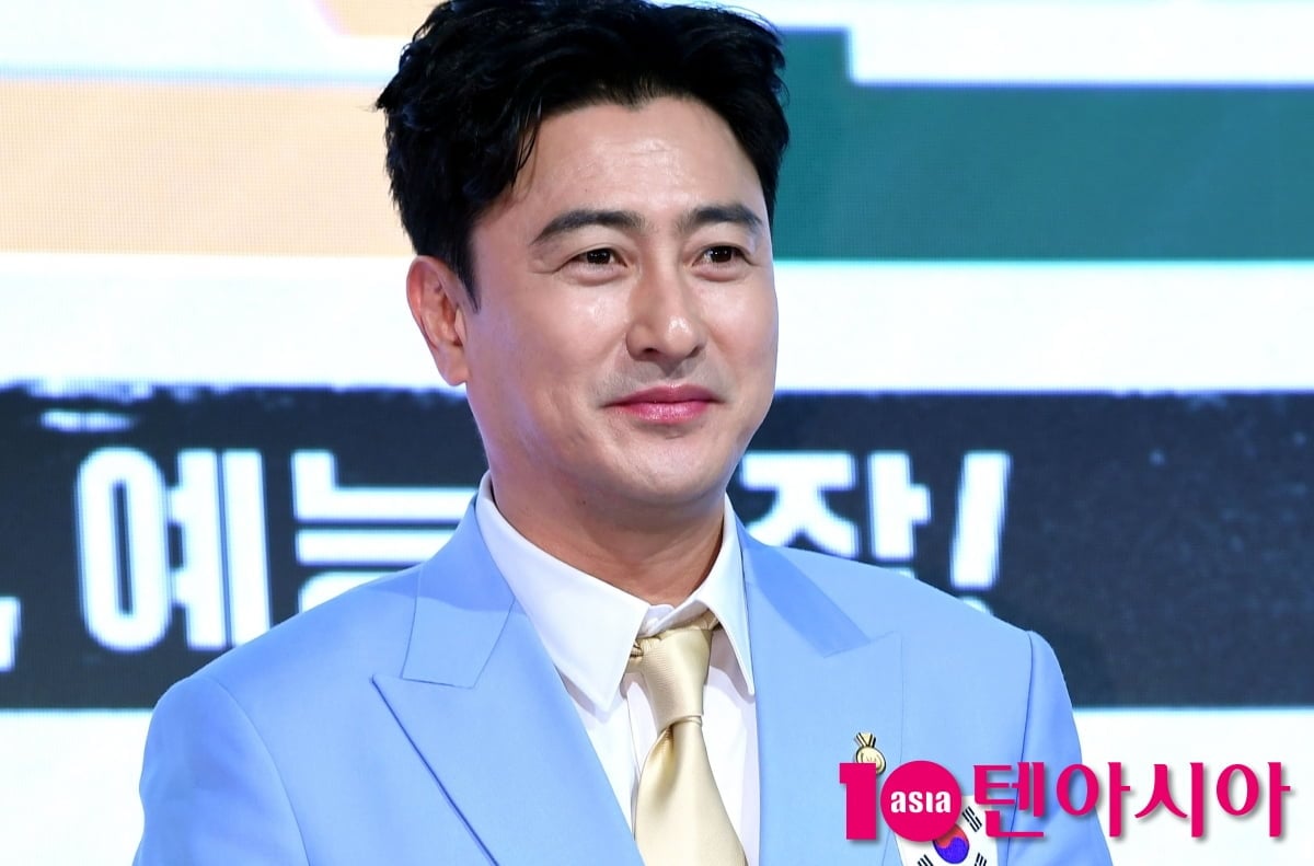 안정환이 포즈를 취하고 있다 / 사진=텐아시아 DB