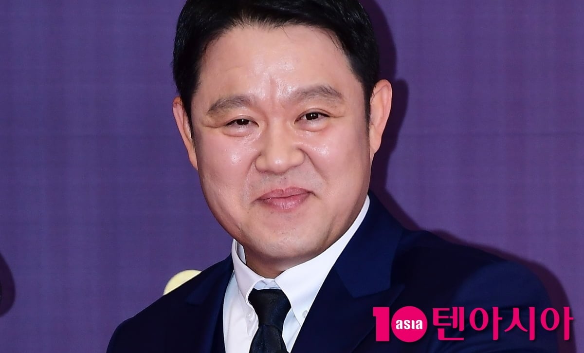 방송인 김구라가 포즈를 취하고 있다 / 사진=텐아시아 DB