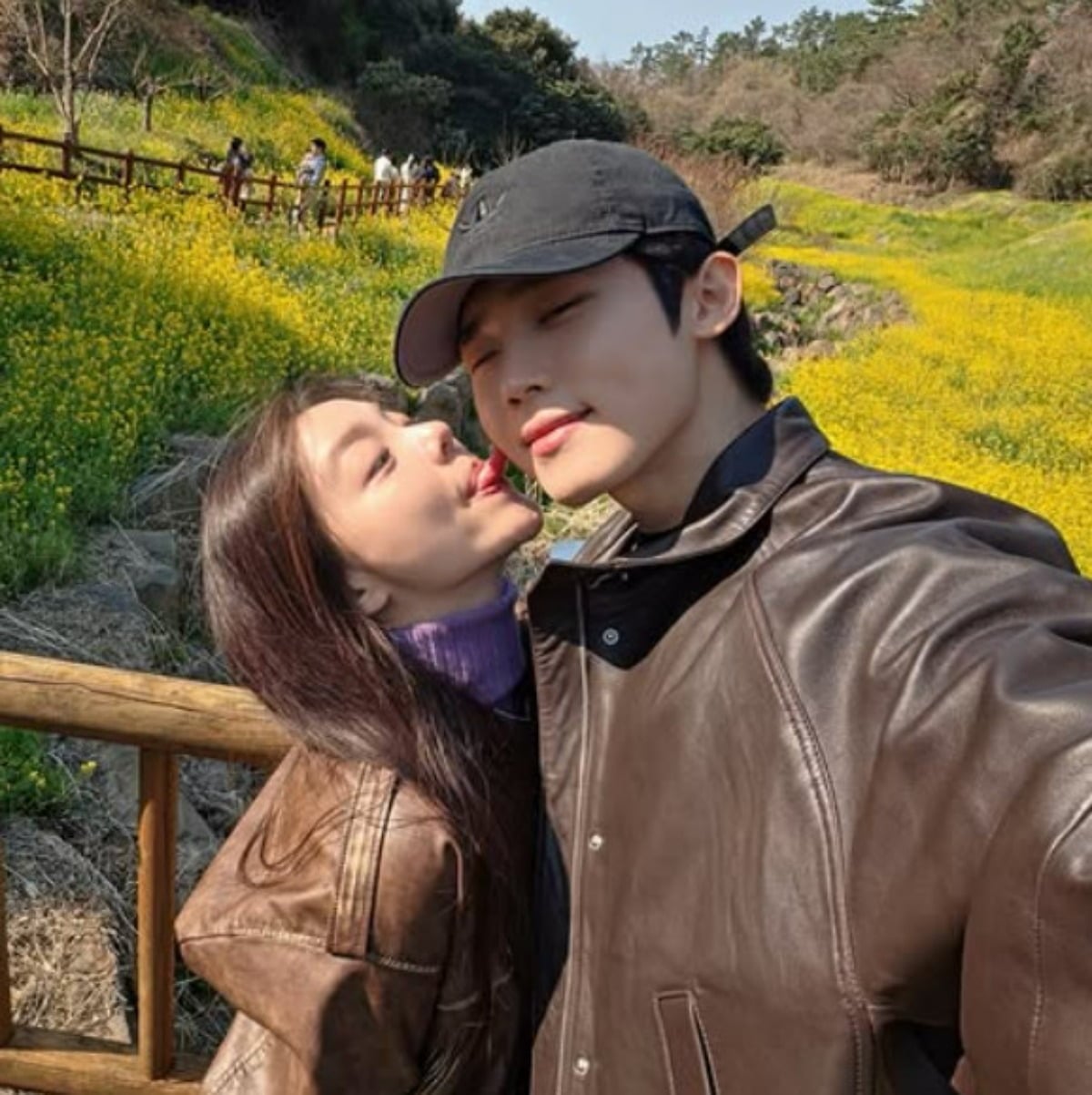 가수 에일리와 그의 남편 최시훈이 봄 데이트를 인증했다. / 사진=최시훈 SNS