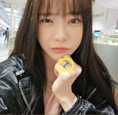 서유리, '♥법조계' 교제 중 이혼합의서 공개→네 번째 손가락 '반지' 바뀌었다
