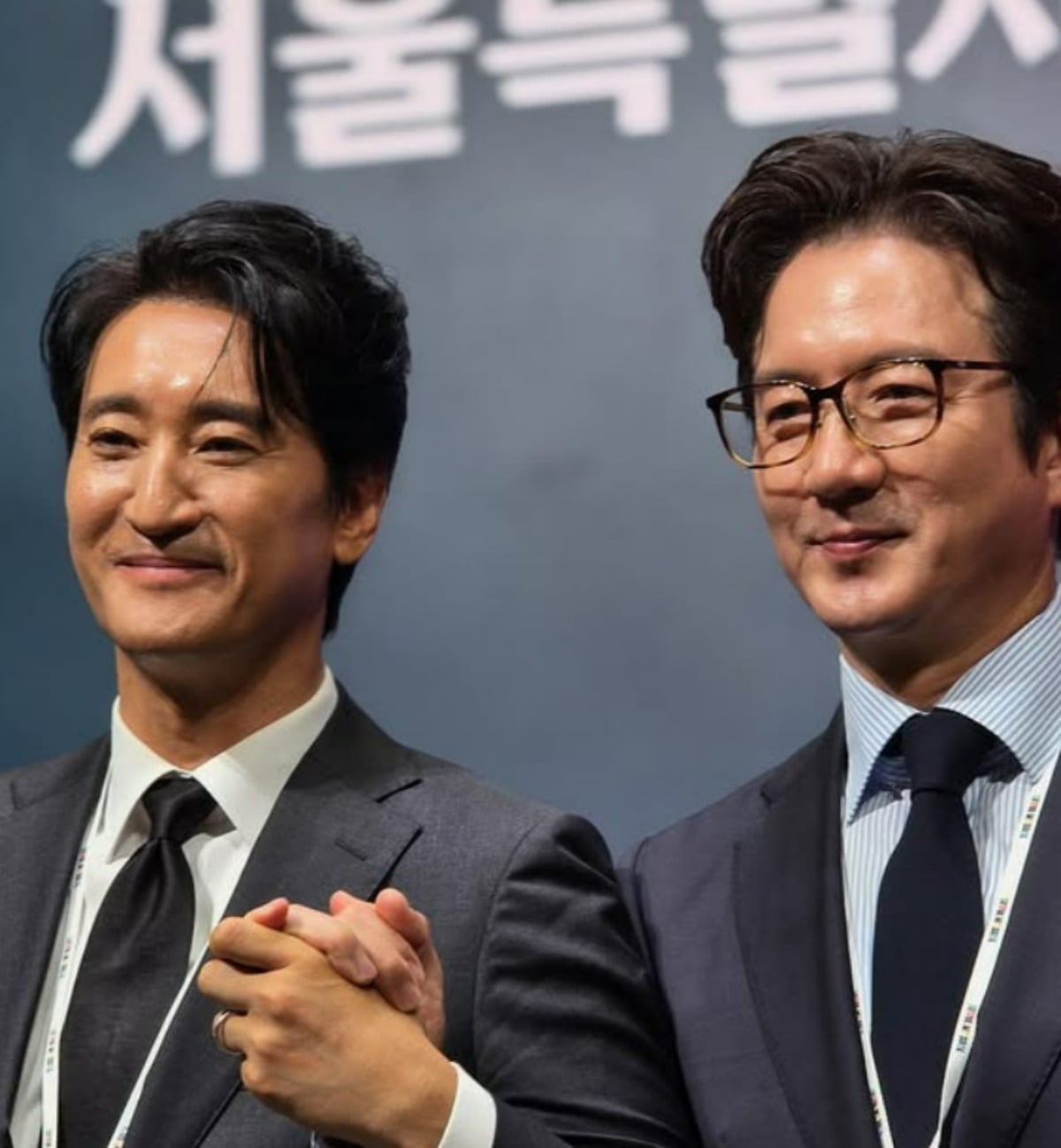 배우 신현준과 정준호가 지난해 9월 서울시 명예시장으로 위촉돼 기념 촬영을 진행하고 있다. / 사진=신현준 SNS