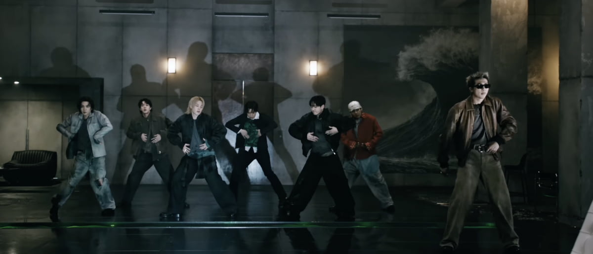 그룹 방탄소년단이 정규 5집 '아리랑'의 수록곡 '2.0' MV에서 K팝의 강점인 칼군무를 펼쳤다.
사진=그룹 방탄소년단 정규 5집 '아리랑'의 수록곡 '2.0' MV