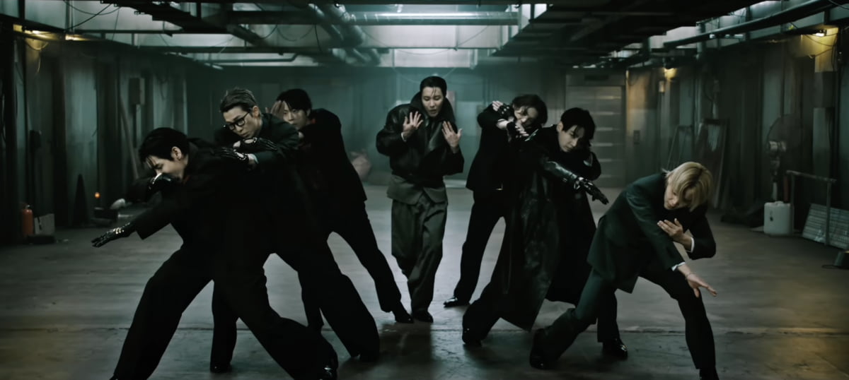 그룹 방탄소년단이 정규 5집 '아리랑'의 수록곡 '2.0' MV에서 K팝의 강점인 칼군무를 펼쳤다.
사진=그룹 방탄소년단 정규 5집 '아리랑'의 수록곡 '2.0' MV
