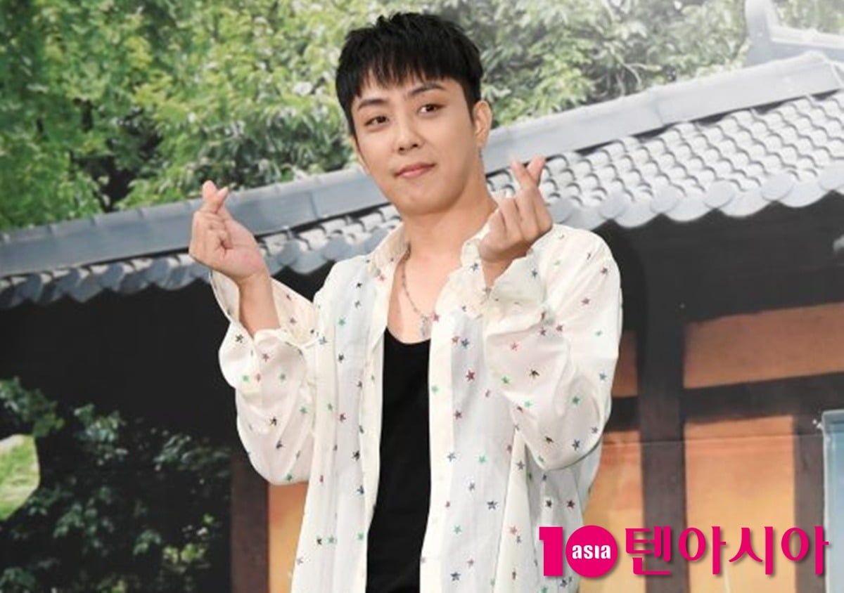 은지원이 손하트 포즈를 취하고 있다./사진=텐아시아DB