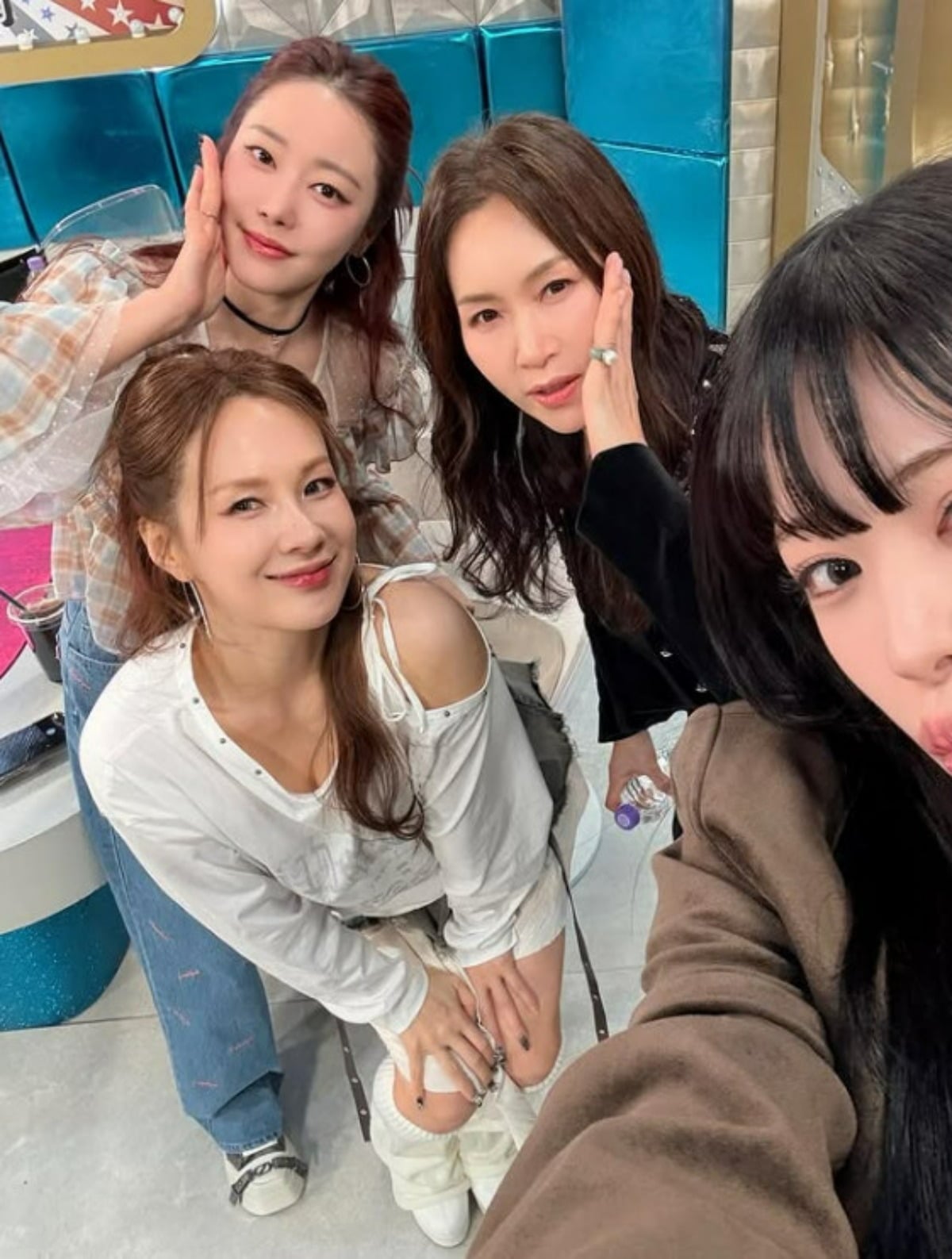 가수 채연이 MBC 예능 '라디오스타'에 출연해 조갑경, 고우리, 프로미스나인 이채영과 포즈를 취하고 있다. / 사진=채연 SNS