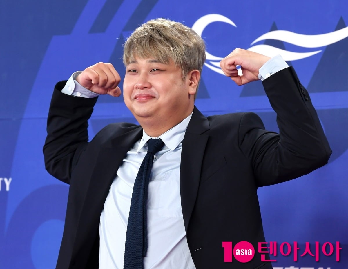 윤남노 세프가 한 공식 석상에서 유쾌한 포즈를 취하고 있다./사진=텐아시아DB