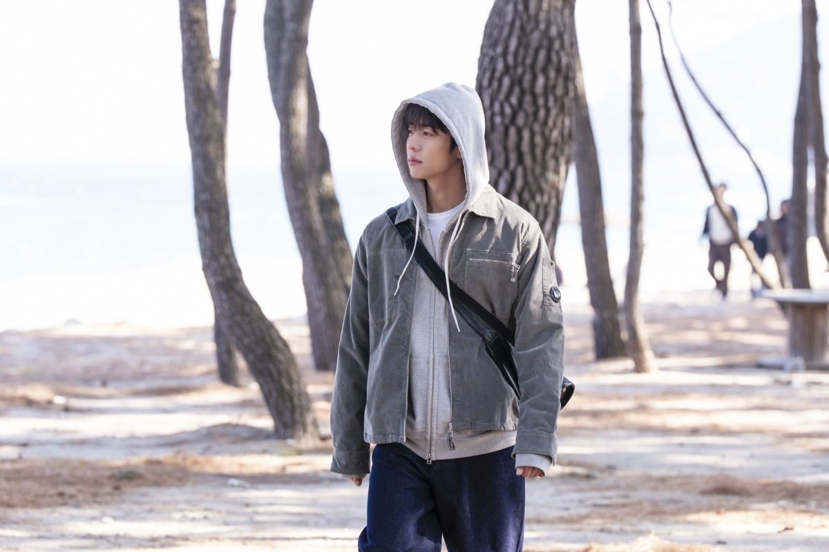 '찬란한 너의 계절에' 최종회에서 송하란(이성경 분)이 사라진 선우찬(채종협 분)의 흔적을 쫓는다./사진제공=MBC