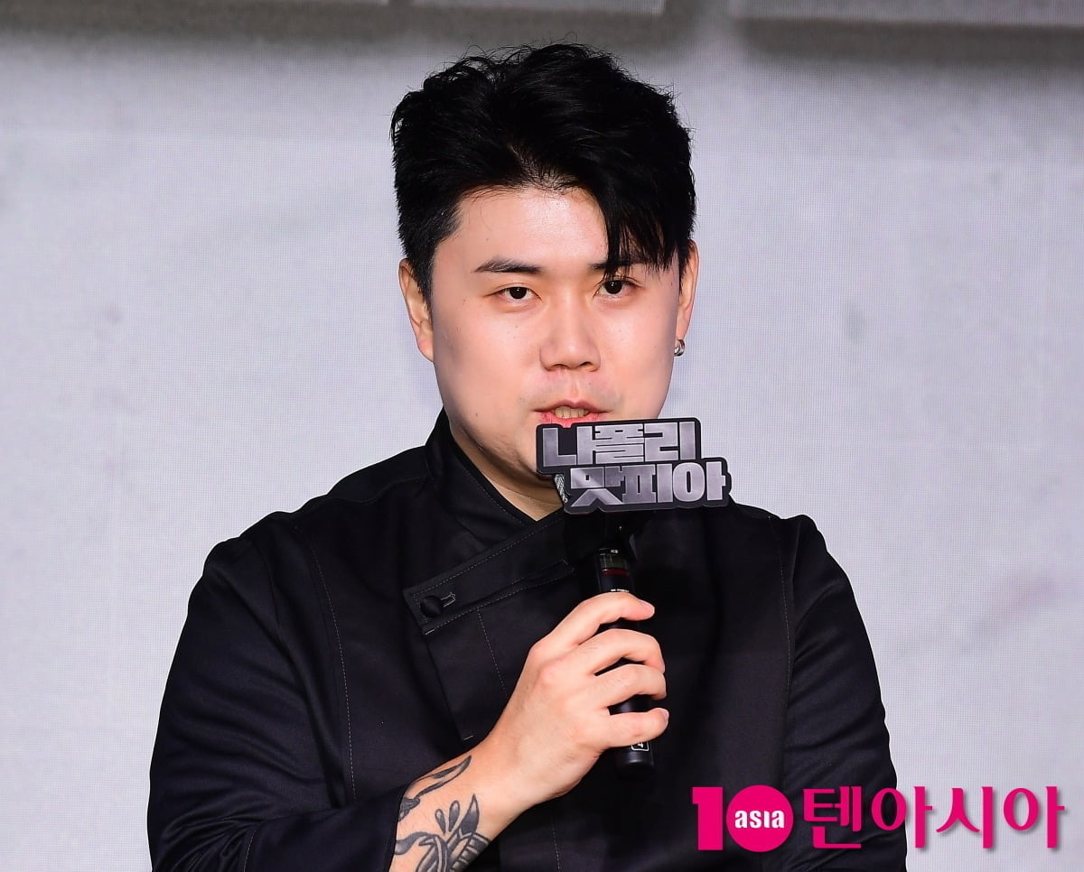 권성준 셰프가 공식 석상에 참석해 마이크를 잡고 말을 하고 있다./사진=텐아시아DB