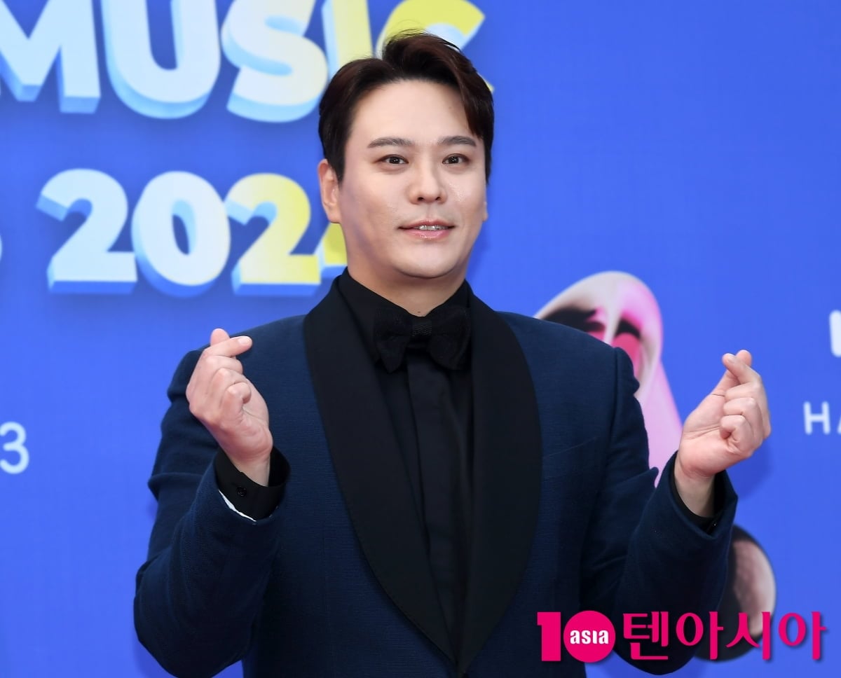 가수 김용준이 포즈를 취하고 있다 / 사진=텐아시아 DB