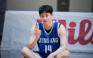 장항준이 3번이나 픽한 김민, 겹경사…천만 배우 등극→'리바운드' 재개봉