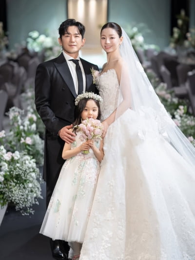 이민우♥이아미 첫째 딸, 엄마 부케 들고 미소…입양+출산 단란한 이민우네