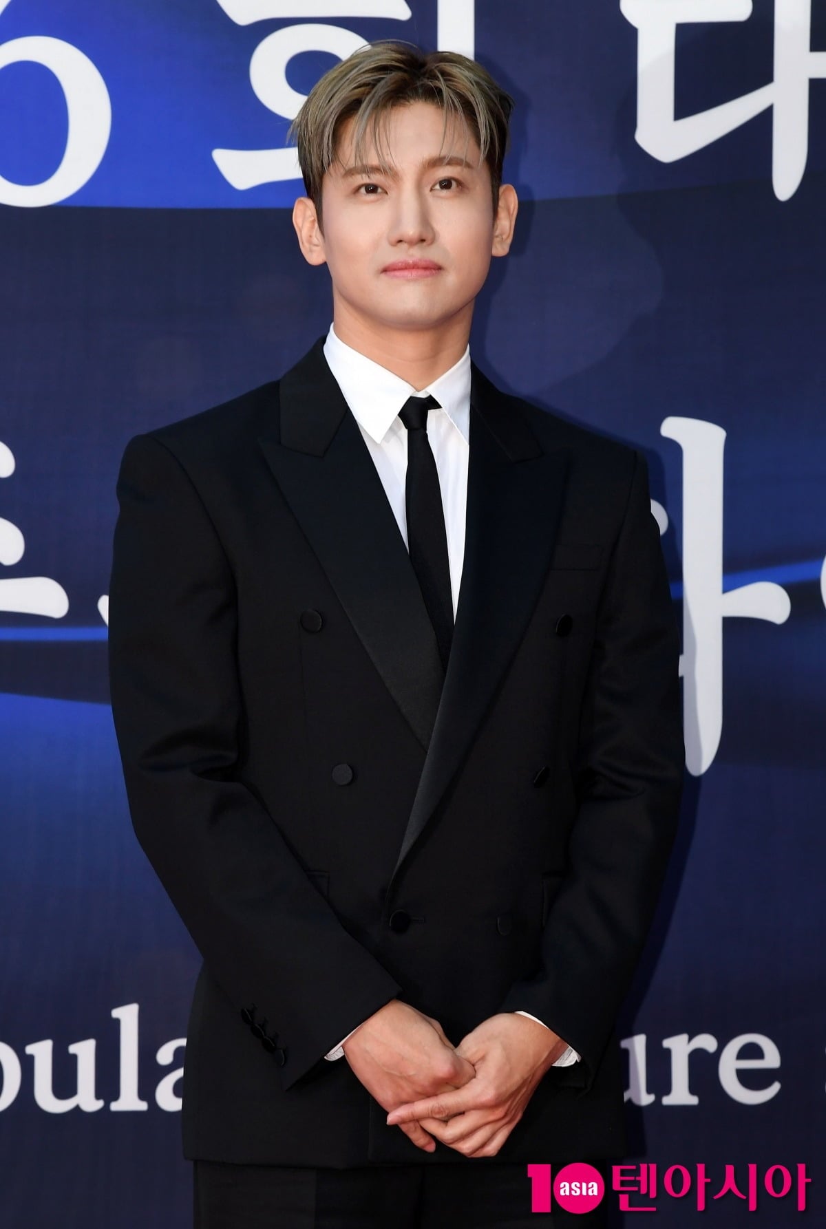 최강창민이 공식 행사장에서 포즈를 취하고 있다./사진=텐아시아DB