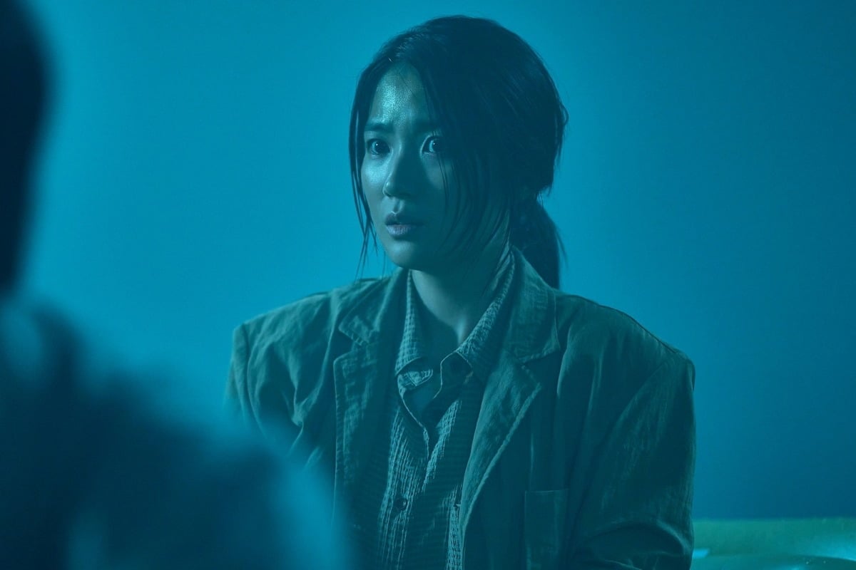 영화 '살목지'의 한 장면. 주인공 김혜윤이 공포에 질린 모습이다. / 사진제공=쇼박스