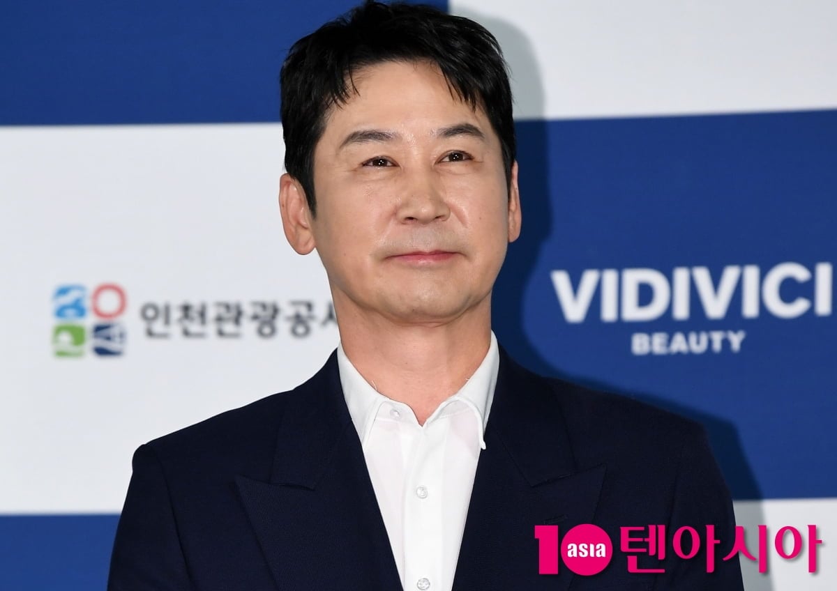 방송인 신동엽이 포즈를 취하고 있다 / 사진=텐아시아 DB