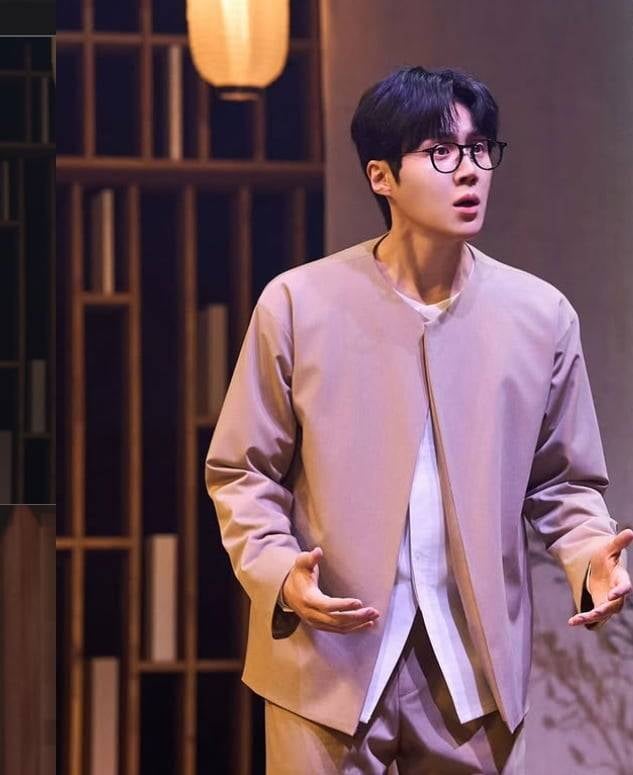 배우 김선호가 연극 무대 위에서 열연을 펼치고 있다. / 사진='비밀통로' 제작사 SNS