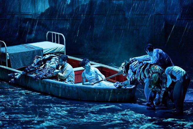 배우 박정민이 '라이프 오브 파이' 무대에서 열연을 펼치고 있다. / 사진=에스앤코 제공